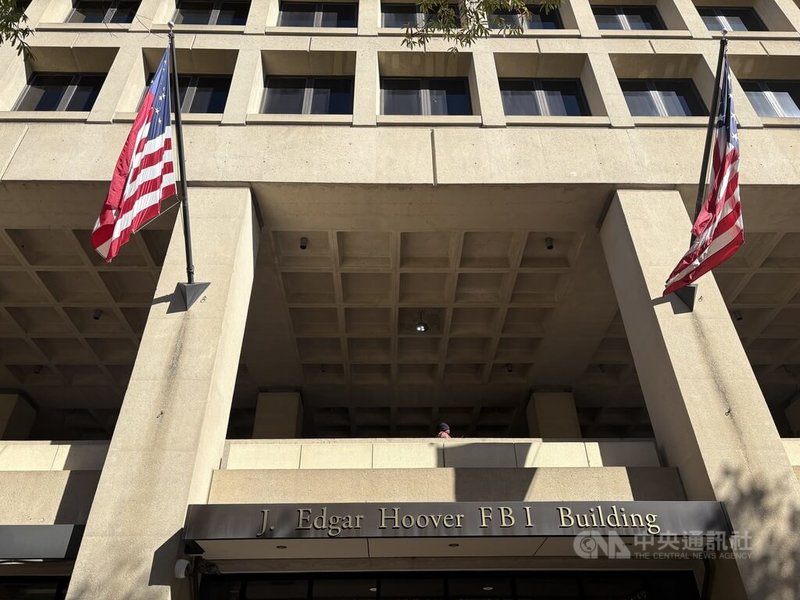 美國密西根大學3名中國學者5日因串謀走私及不實陳述的罪名被美方執法單位起訴。圖為聯邦調查局總部胡佛大樓，攝於10月16日。中央社記者鍾佑貞華盛頓攝　114年11月6日