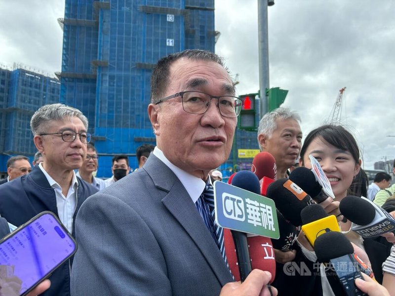 民進黨選對會決定建議提名立委蘇巧慧參選新北市長，國民黨內呼聲高的台北市副市長李四川（前）6日表示，他現階段還是以處理輝達進駐一案為主，並向蘇巧慧表達恭喜，稱會為她加油。中央社記者陳昱婷攝 114年11月6日