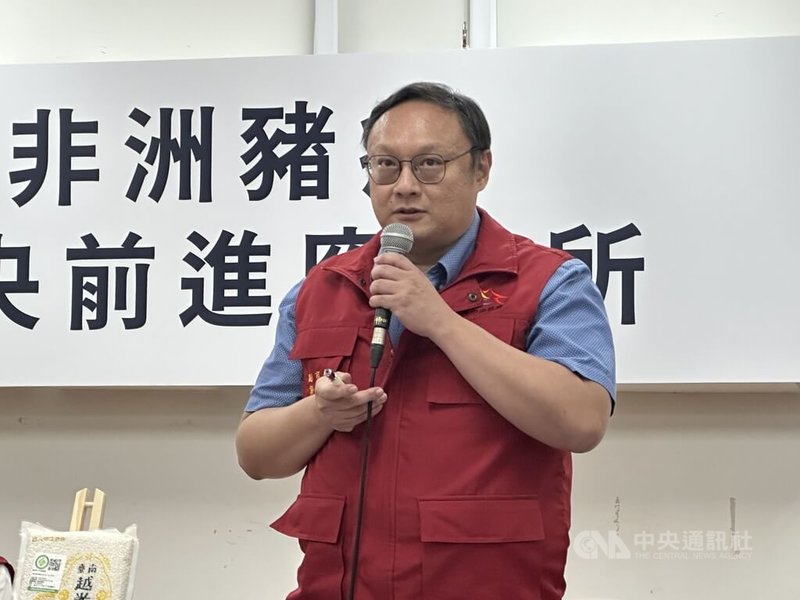 台中市副市長鄭照新6日出席非洲豬瘟中央前進應變所記者會,有關台中市政府給市議會的報告只有2名基層人員被懲處,鄭照新表示,這是錯誤訊息,目前懲處名單尚未公布,仍在調查。中央社記者趙麗妍攝 114年11月6日