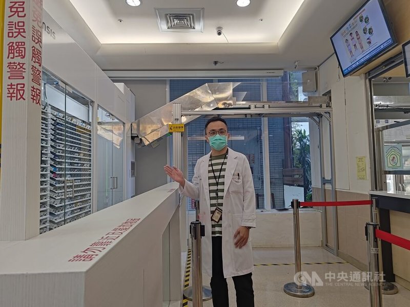 超高齡化社會浪潮，慢性病醫療需求持續增加，藥師人力普遍不足，台大北護分院6日舉辦記者會，分享全自動盒裝藥發藥機，作業時間可少30%、等藥時間縮短20%。中央社記者沈佩瑤攝　114年11月6日