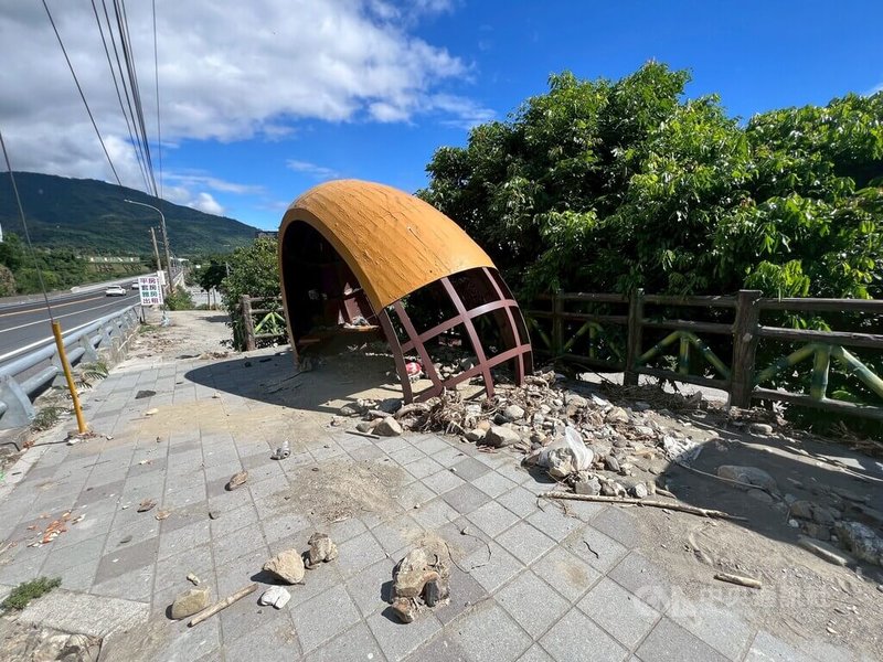 受9月間颱風樺加沙影響,台9線鹿鳴橋頭候車亭遭土石流沖入,至今已逾1個月,土石尚未清除。中央社記者盧太城台東攝 114年11月6日