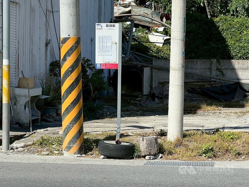 台東縣議會定期大會6日進行單位檢討報告,國民黨縣議員古志成質詢有關「行的正義」,並表示,縣府有錢辦大型活動,卻沒錢蓋候車亭。圖為卑南鄉龍過脈公車站候車環境簡陋。中央社記者盧太城台東攝 114年11月6日