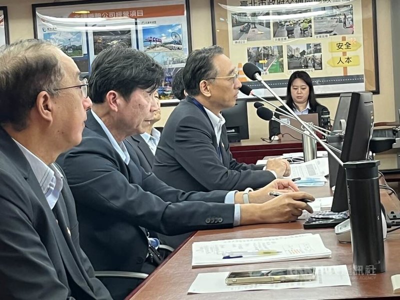 台北捷運公司總經理黃清信(左3)6日赴議會報告士林、劍潭及劍南路3站TOD開發案,未來將作為旅館、商辦、商場或教保中心使用。中央社記者楊淑閔攝 114年11月6日
