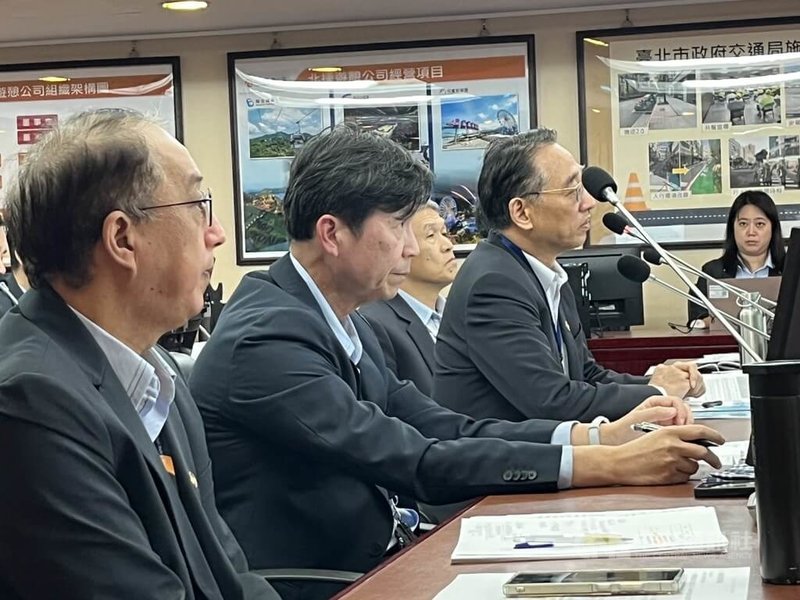 台北市議會交通委員會6日進行第5次會議專案報告，北捷遊憩公司總經理邱健吾（左2）列席說明業務發展及未來願景，面對議員提問，邱健吾說，有可能前往海外接洽活動在小巨蛋舉辦。中央社記者楊淑閔攝  114年11月6日