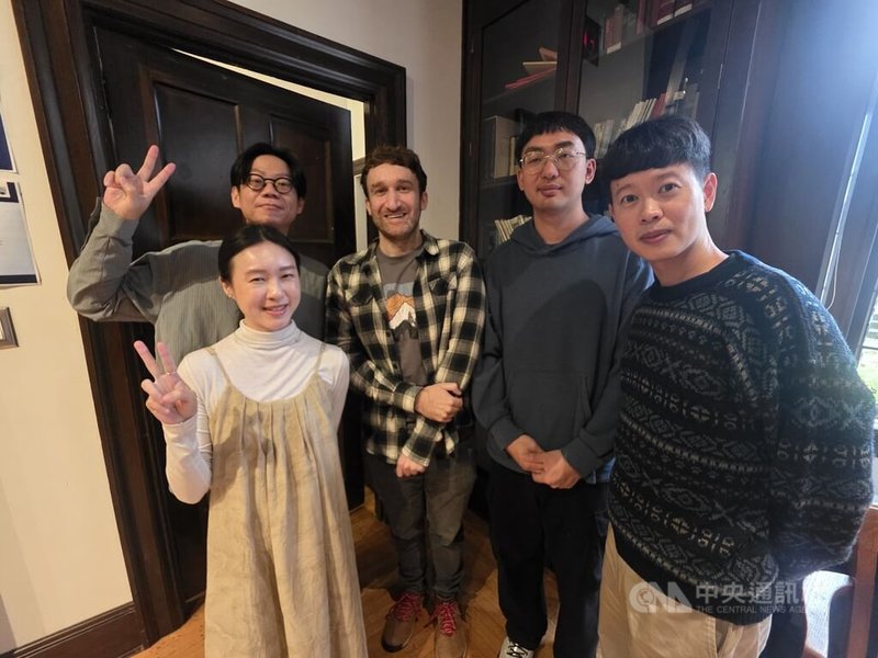 研究台灣電影的UBC學生Cameron White(中文名:白國榮)(中)說得一口流利中文,今年夏天在台灣看過淺堤參與阮劇團的演出,非常開心能在溫哥華與淺堤重逢。中央社記者程愛芬溫哥華攝 114年11月6日