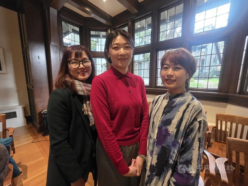 英屬哥倫比亞大學(UBC)台裔教授山人幸琪(左)讚揚邱淑蟬(中)和好日HoNi樂團主唱憶慈(右)等許多年輕的台灣音樂人,勇敢地用母語說故事、表達身分認同。中央社記者程愛芬溫哥華攝 114年11月6日