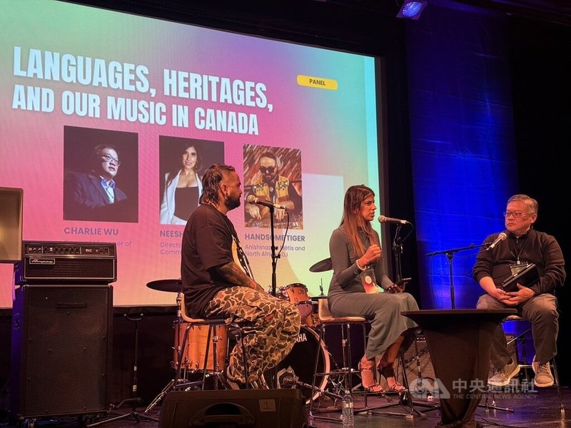 加拿大華語音樂節「玉石音樂嘉年華」(Jade Music Fest)開幕,總策畫吳權益(右)希望透過這個音樂節平台,讓台灣新一代音樂人和加拿大亞裔音樂人能有更廣闊的舞台,唱出好聲音讓世界聽見。中央社記者程愛芬溫哥華攝 114年11月6日