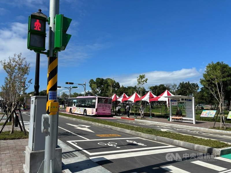 台北市福星公園交通教學區及地下停車場6日啟用，交通局指出，園區內打造真實比例的路口號誌、人行道等道路環境，並結合欣欣客運捐贈的巴士設計互動式教學關卡。中央社記者陳昱婷攝　114年11月6日