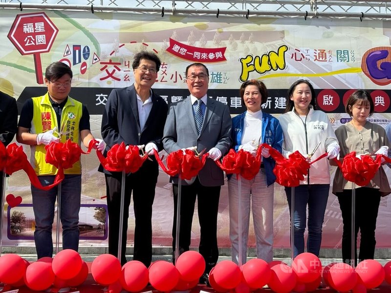 台北市交通局6日舉行福星公園交通教學區及地下停車場啟用記者會,台北市副市長李四川(左3)出席剪綵。中央社記者陳昱婷攝 114年11月6日