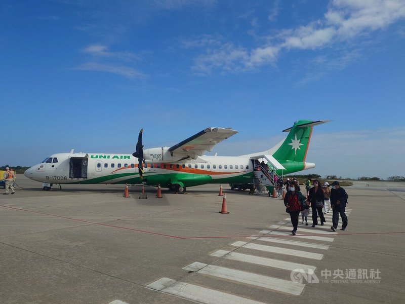 澎湖馬祖包機6日首航，中午12時40分左右，載著70名澎湖民眾的立榮航空包機，順利抵達南竿機場。中央社記者潘欣彤攝　114年11月6日