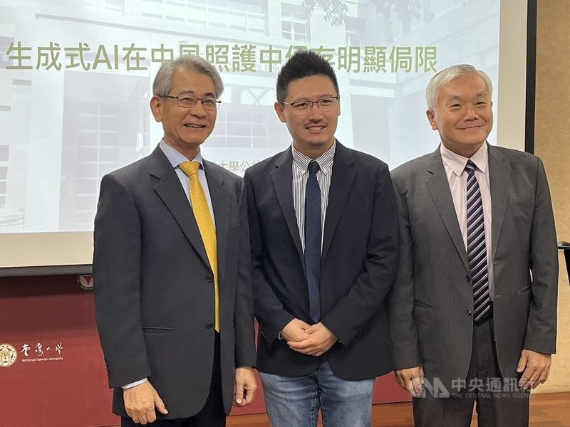 生成式AI風行，不少人遇事就問ChatGPT等AI，不過台大公衛學院副教授李達宇（中）團隊近期完成全球首項生成式AI在中風照護資訊提供上的表現評估，發現臨床表現幾乎都低於60分，他6日提醒民眾別把AI當醫師。中央社記者沈佩瑤攝　114年11月6日