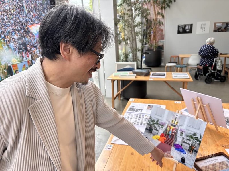 「辣台妹」藝術展日本巡迴展移師東京Shibaura House展出。林育良拍攝前總統蔡英文前後達13年。蔡英文離任前，魯保羅變裝皇后秀冠軍得主妮妃雅在總統府蔣中正「天下為公」半身像前與蔡英文的合影，令他印象深刻。中央社記者戴雅真東京攝 114年11月6日