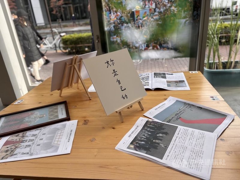「辣台妹」藝術展日本巡迴展移師東京Shibaura House展出，以「辣台妹」精神為核心，展出書法詩人何景窗作品，以及攝影藝術家林育良多年近身紀錄前總統蔡英文的影像，以裝置、影像、書道等多重形式，展現島嶼女性的身體意識與時代聲音。中央社記者戴雅真東京攝　 114年11月6日