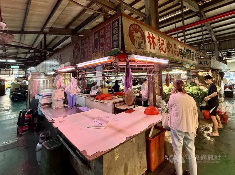 高雄市經發局表示，為落實非洲豬瘟防疫工作並兼顧攤商生計，高雄傳統市場許多豬肉攤商配合自主暫停營業；為體恤攤商辛勞，市府日前宣布全面免收豬肉攤位使用費1個月，市長陳其邁6日再宣布，加碼補助高雄市每攤新台幣1.5萬元。中央社記者董俊志攝　114年11月6日