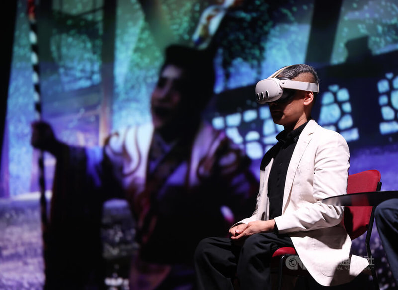 「114年藝文場館科藝創新計畫」英雄.超時空「鳳凰變」將在12月於台北、嘉義兩地展開全台巡演,宣傳記者會6日在台灣戲曲中心舉行,國立傳統藝術中心副主任王逸群(圖)上台體驗「鳳凰變」沉浸式VR展覽。中央社記者趙世勳攝 114年11月6日