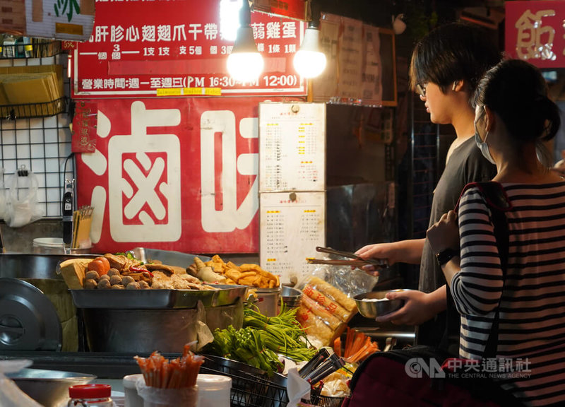 主計總處6日公布10月消費者物價指數（CPI）年增率為1.48%，漲幅較9月略為擴大，觀察CPI的7大類變動，雜項上漲3.18%，漲幅最顯著，食物類也上漲2.02%，其中肉類上漲5.43%。圖為民眾傍晚前往台北市遼寧街夜市購買晚餐。中央社記者裴禛攝　114年11月6日
