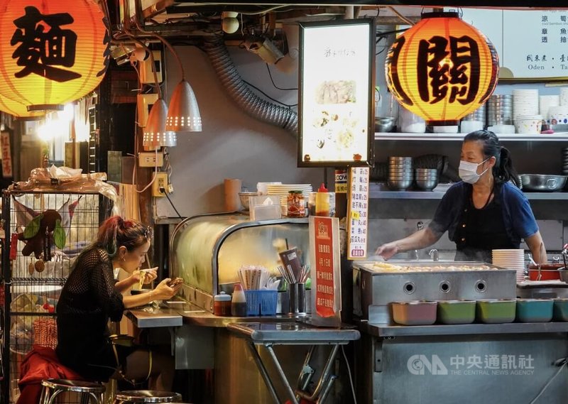 主計總處6日公布10月消費者物價指數（CPI）年增率為1.48%，與民生密切相關的食物類上漲2.02%，主因是肉類上漲5.43%，蛋類、穀類及其製品、外食費也分別上漲6.69%、3.88%及3.56%。圖為民眾傍晚前往台北市遼寧街夜市用餐。中央社記者裴禛攝　114年11月6日