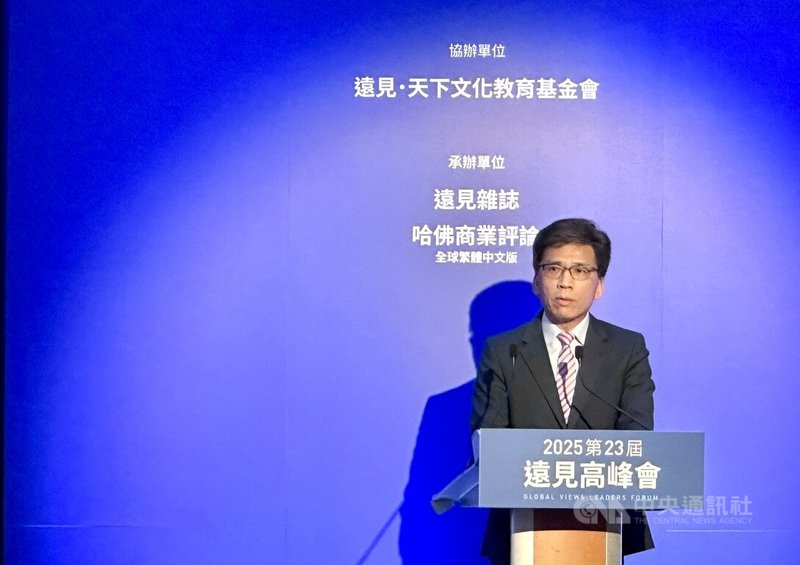 金管會主委彭金隆（圖）6日出席媒體高峰會論壇時表示，馬戲團的大象在小象時期腳上拴上鏈條，久而久之就算長成大象，也無法掙脫；台股市值過去30年大幅成長，台灣發展亞洲資產管理中心，已經是有力量掙脫過去束縛的大象。中央社記者蘇思云攝　114年11月6日