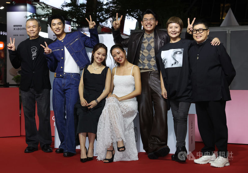 2025金馬影展登場,開幕片「大濛」導演陳玉勳(左)、監製葉如芬(右)、李烈(右2)與演員曾敬驊(左2)、9M88(右4)、方郁婷(左3)、柯煒林(右3)6日合體出席記者會,開心留影。中央社記者趙世勳攝 114年11月6日
