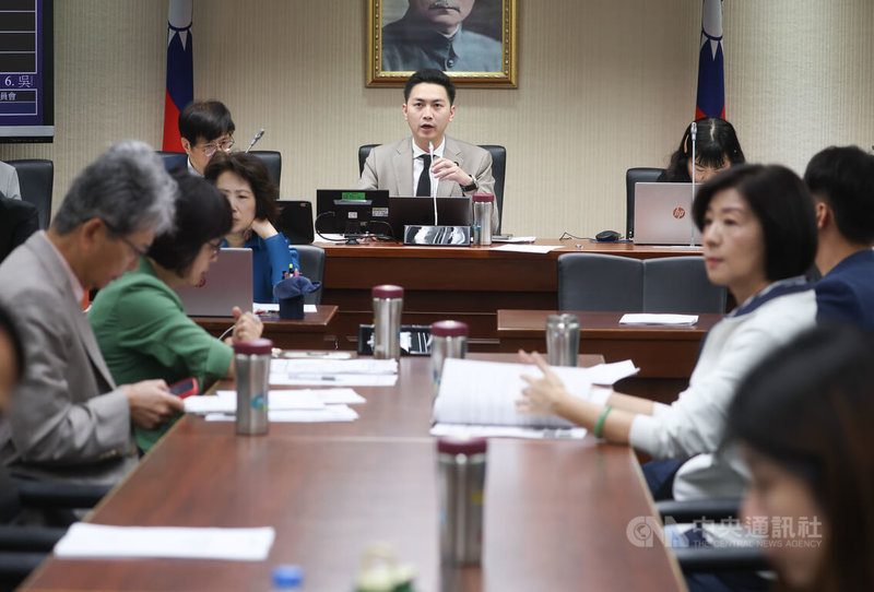 立法院社會福利及衛生環境委員會6日舉行「外送平台管理暨從業人員權益保障法草案」及「外送員權益保障及外送平台管理法草案」公聽會，由召委、國民黨立委廖偉翔（後中）主持會議。中央社記者謝佳璋攝 114年11月6日