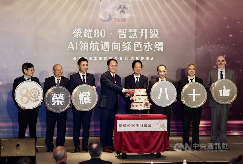 台灣機械工業同業公會80週年慶酒會6日在台北舉行,總統賴清德(右4)應邀出席,與機械工業公會理事長莊大立(左4)及現場來賓一同切蛋糕祝賀。右2為經濟部長龔明鑫、左3為立法院副院長江啟臣。中央社記者王飛華攝 114年11月6日