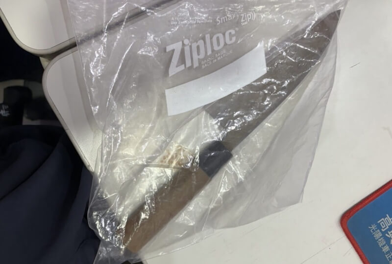 新北市三重區陳姓男子與姊妹爭吵，憤而持刀刺死姊姊，警方獲報逮人並查扣作案的主廚刀。（翻攝照片）中央社記者王鴻國傳真 114年11月6日