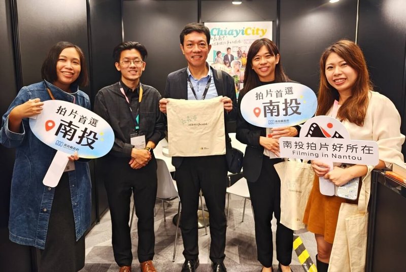 2025 TCCF創意內容大會正在台北進行中，南投縣政府今年以「南投拍片好所在」為主題參展，縣府新聞及行政處長蔡明志（中）6日到場宣傳。（南投縣政府提供）中央社記者蕭博陽南投縣傳真　114年11月6日