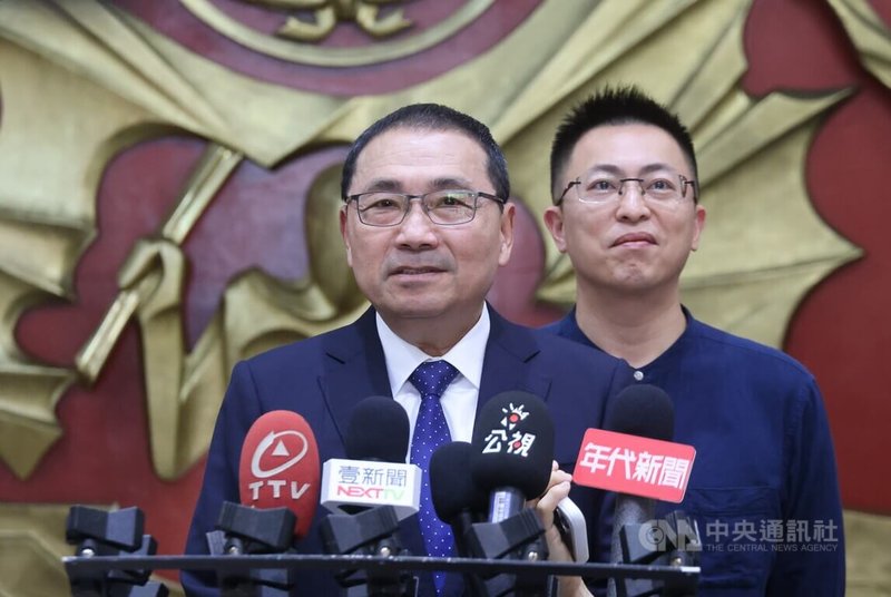 新北市長侯友宜（中）針對民進黨選對會建議徵召立委蘇巧慧參選市長一事表示，歡迎每一個想為新北、能為新北做事的人，他都給予祝福、加油。中央社記者王鴻國攝　114年11月6日