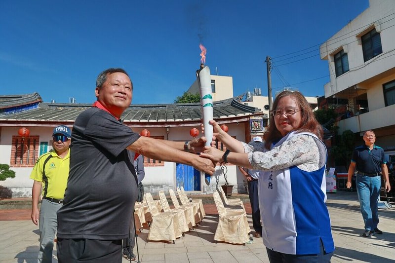 南投縣第73屆全縣運動會8日至11日在南投縣立體育場等各場地舉行，縣府6日在南投市藍田書院辦理聖火引燃及傳遞儀式，副縣長王瑞德（前左）點燃聖火遞出。（南投縣政府提供）中央社記者蕭博陽南投縣傳真　114年11月6日