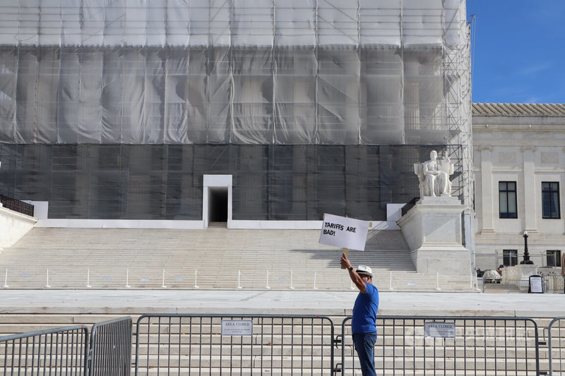 美國最高法院5日就美國總統川普是否有權依法加徵關稅進行約2.5小時的辯論。圖為民眾在最高法院外舉牌抗議關稅政策。中央社記者鍾佑貞華盛頓攝　114年11月6日