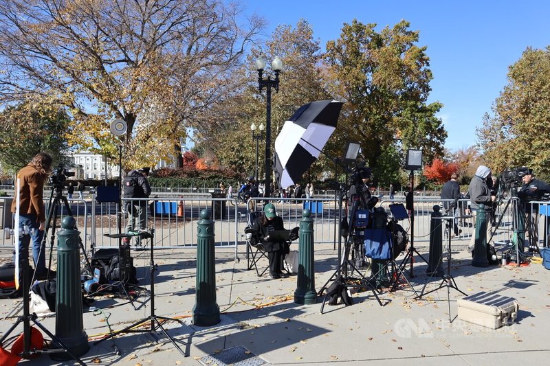 美國最高法院5日就川普「對等關稅」的合法性展開激辯，媒體到場守候採訪。中央社記者鍾佑貞華盛頓攝 114年11月6日