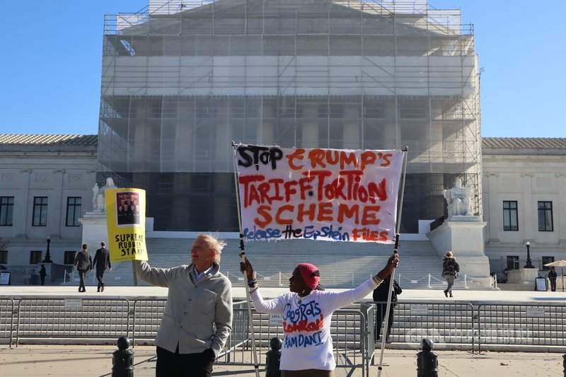 美國最高法院5日進行言詞辯論，審理美國總統川普是否有權依法加徵關稅。圖為民眾在最高法院前抗議關稅政策。 中央社記者鍾佑貞華盛頓攝　114年11月6日
