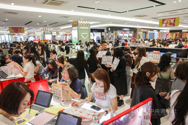 遠東SOGO台北忠孝館週年慶6日開跑，開店後1樓專櫃擠滿搶購人潮。中央社記者裴禛攝　114年11月6日