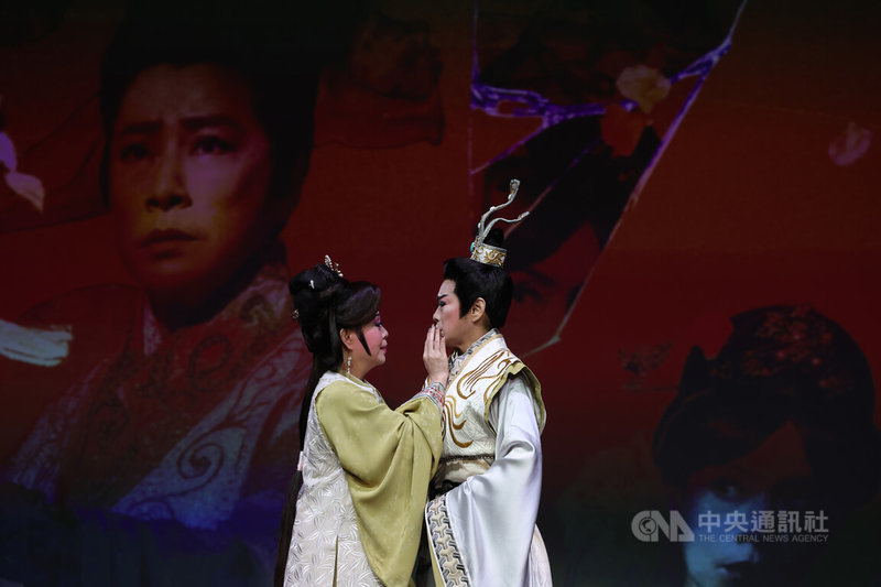 曾獲傳藝金曲獎肯定的新編歌仔戲「鳳凰變」2025年12月將啟動台北、嘉義巡演，秀琴歌劇團演員莊金梅（左）、張秀琴（右）6日在記者會中演出精彩片段。中央社記者趙世勳攝 114年11月6日