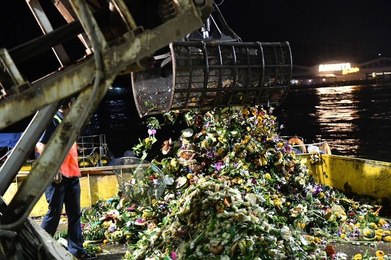 曼谷政府5日晚間起出動大批清潔人員清理留在河面上的水燈，共清理近40萬個水燈，總數量比去年減少24%。中央社記者李宗憲曼谷傳真　114年11月6日