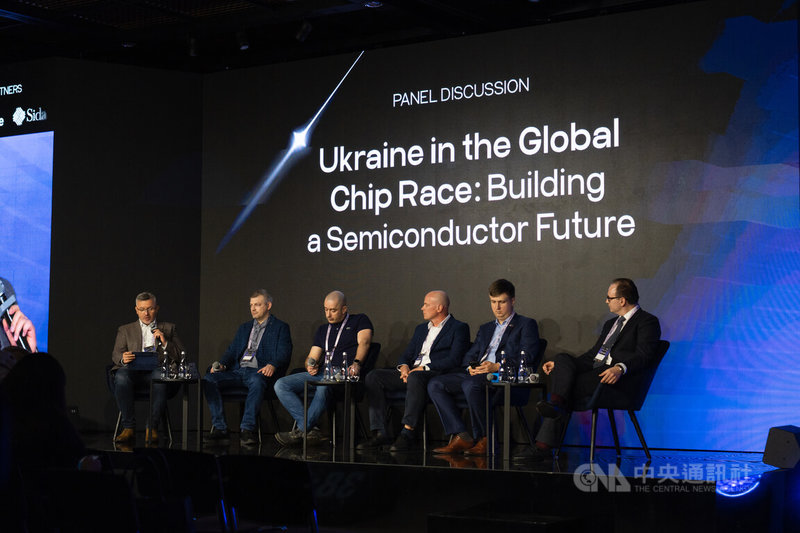 烏方積極發展半導體產業，計畫在2025至2027年間啟動晶片生產，打入歐洲市場。圖為烏克蘭半導體業者4日在「WINWIN會議2025」中討論未來方向，有業者期望先進行小規模晶片製造，4年內量產軍工及電子戰等專用晶片。中央社記者陳彥婷基輔攝　114年11月6日