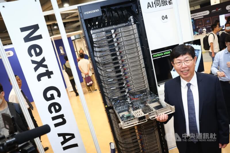 圖為鴻海50週年股東會特展展出最新GB200人工智慧AI伺服器，董事長劉揚偉（前）接受媒體訪問。（中央社檔案照片）