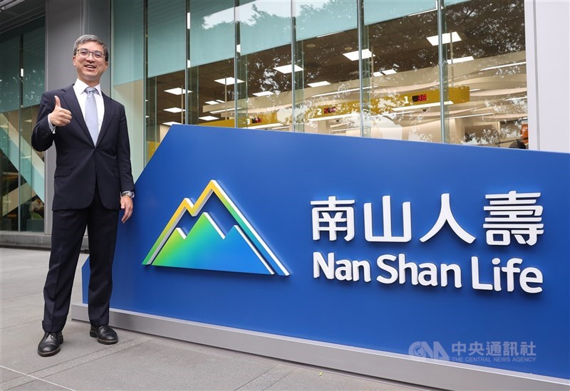 圖為南山人壽董事長尹崇堯與全新企業識別的留影。（中央社檔案照片）