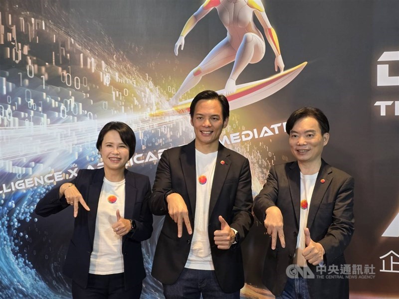 。台灣大哥大總經理林之晨（中）、資訊長蔡祈岩（右）、企業服務事業商務長朱曉幸（左）(中央社檔案照片)