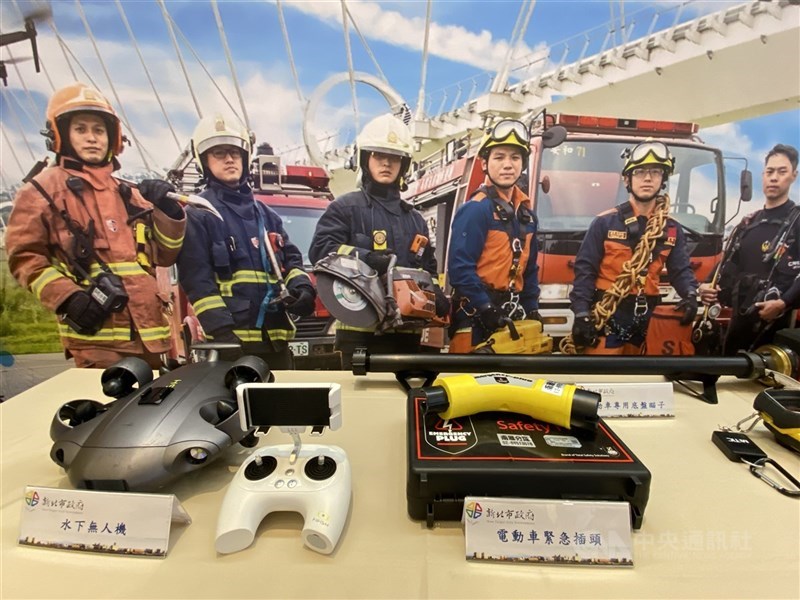 圖為新北市政府消防局展示水下無人機、電動車緊急插頭等救災裝備。（中央社檔案照片）