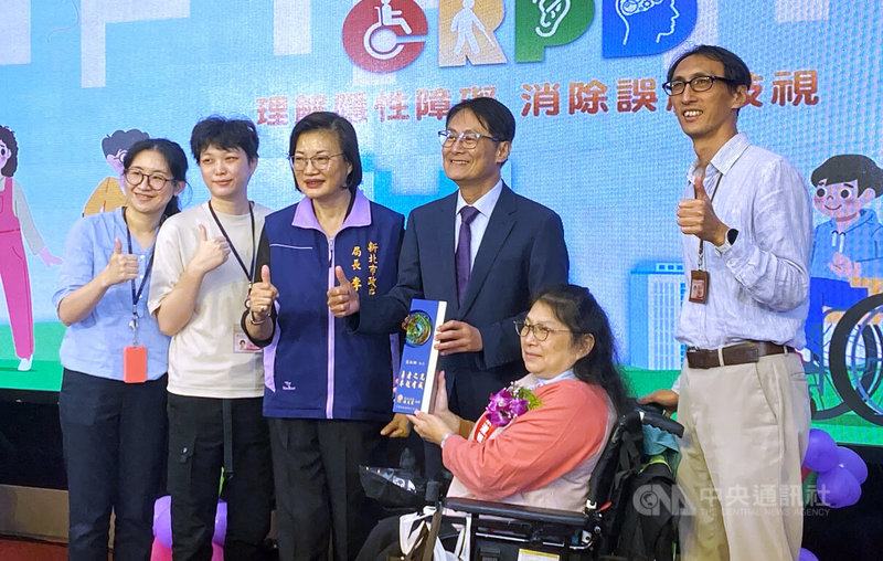 新北市副市長陳純敬（右3）6日表揚32名傑出身心障礙人士、家屬及服務人員，頒獎給工務局公寓大廈管理科蔡淑娜（右2），肯定她展現生命毅力，工作積極進取。中央社記者黃旭昇新北市攝　114年11月6日