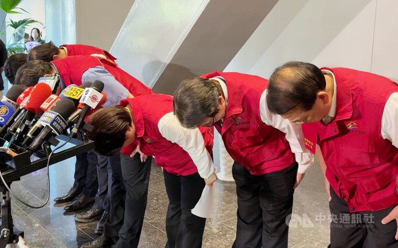 台中市長盧秀燕（右3）6日在記者會表示，非洲豬瘟防疫過程中做得不夠好，身為市長要概括承受；盧秀燕在記者會中鞠躬道歉。中央社記者蕭博陽台中市攝　114年11月6日