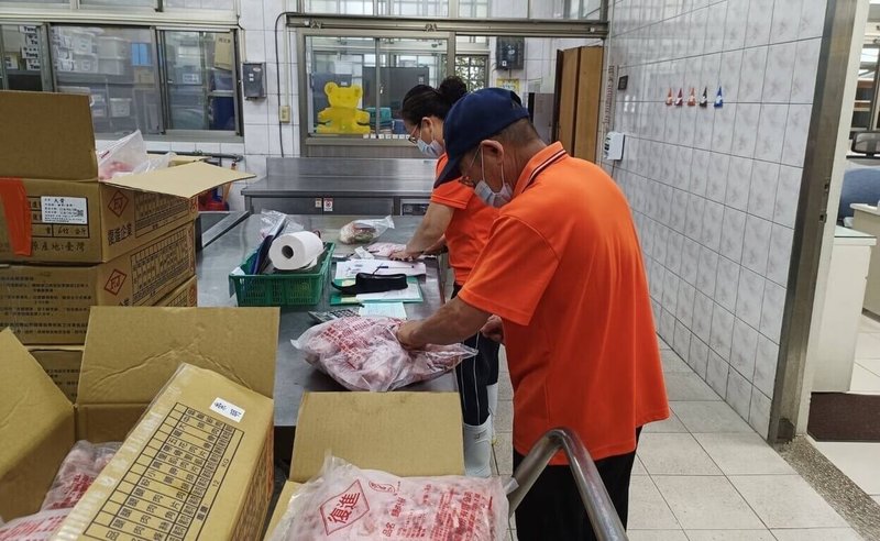 國內活豬禁運令自6日中午正式解除，台南市教育局指出，台南市學校午餐7日起比照疫前供應模式辦理，除採用符合CAS冷凍豬肉，也得選購可追溯來源合格屠宰豬肉，確保食材安全。（台南市政府提供）中央社記者張榮祥台南傳真　114年11月6日