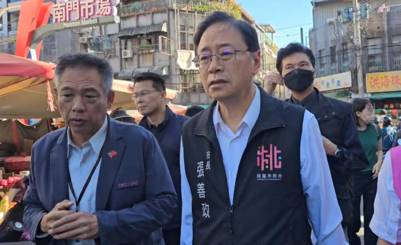 桃園市桃園區南門市場5日晚間發生大火,桃園市長張善政(前右)6日上午赴現場了解受災狀況。(桃園市經濟發展局提供)中央社記者葉臻傳真 114年11月6日