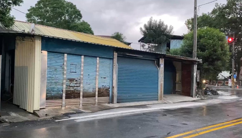 花蓮光復洪災林姓受災戶指控，房東惡意終止租屋合約，將門窗鎖起來，還領取受災戶慰助金，目前正與律師討論，對房東提告；房東家屬駁斥稱全是不實指控，強調沒有將大門鎖住，若房客有需要，隨時都可回去拿東西。（林姓租客家屬提供）中央社記者張祈傳真　114年11月6日