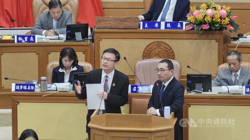 新北市議會6日進行市政總質詢，針對議員詢及代理教師荒問題，教育局長張明文（前左）表示，新北開班培訓及儲備代理老師，藉由成立工作坊，輔導無教師證代課老師，盼藉完整支持系統讓對教育有興趣的在地人材成為新北儲備師資。前右為新北市長侯友宜。中央社記者王鴻國攝　114年11月6日