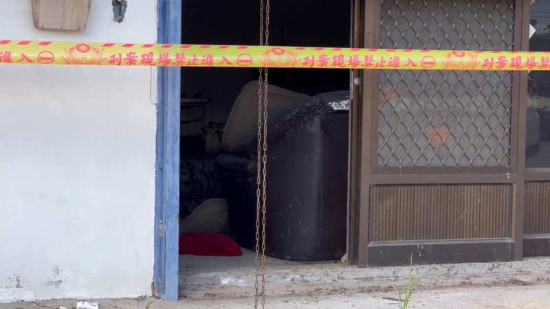 花蓮60歲賴姓男子獨居在卓溪鄉卓樂部落，友人5日登門拜訪時，發現大門深鎖，從窗戶向內查看，發現地上有1具白骨，嚇得報案。警方在現場拉起封鎖線，推測死亡時間超過半年，死因待檢方相驗。（民眾提供）中央社記者張祈傳真　114年11月6日