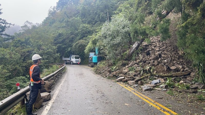 位在宜蘭縣的太平山國家森林遊樂區聯外道路「宜專一線」6日疑因連日大雨，發生邊坡坍方，交通一度中斷，經搶災後已可單線雙向管制通車，園區正常開園。（農業部林業及自然保育署宜蘭分署提供）中央社記者沈如峰宜蘭縣傳真 114年11月6日