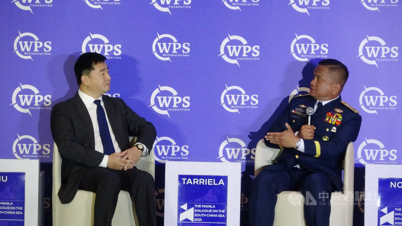 第2屆「馬尼拉南海對話」5日晚間登場，菲律賓海岸防衛隊發言人塔瑞耶拉（右）與中國人民解放軍海軍退役上校劉曉博，就國際法在南海爭議中的適用性，以及域外國家介入等問題激烈交鋒。中央社記者林行健馬尼拉攝 114年11月6日