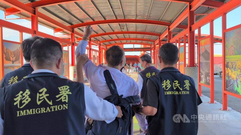 盧姓中國籍男子（舉手者）6日在金門縣政府前拋撒寫有「統一台灣」等字句傳單，遭強制驅逐出境。移民署人員將盧男帶往小三通碼頭途中，他還數度高喊「兩岸和平統一」、「打倒台獨」等語。中央社記者吳玟嶸攝　114年11月6日